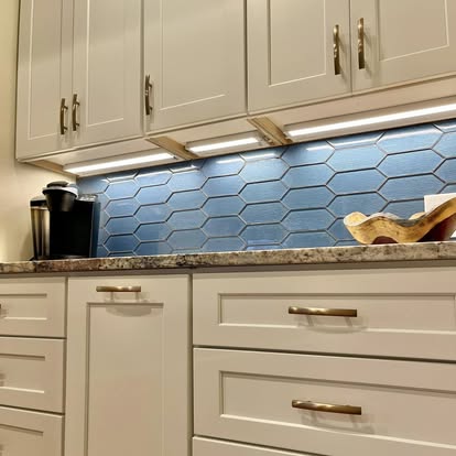 Under-cabinet lighting over tile backsplash